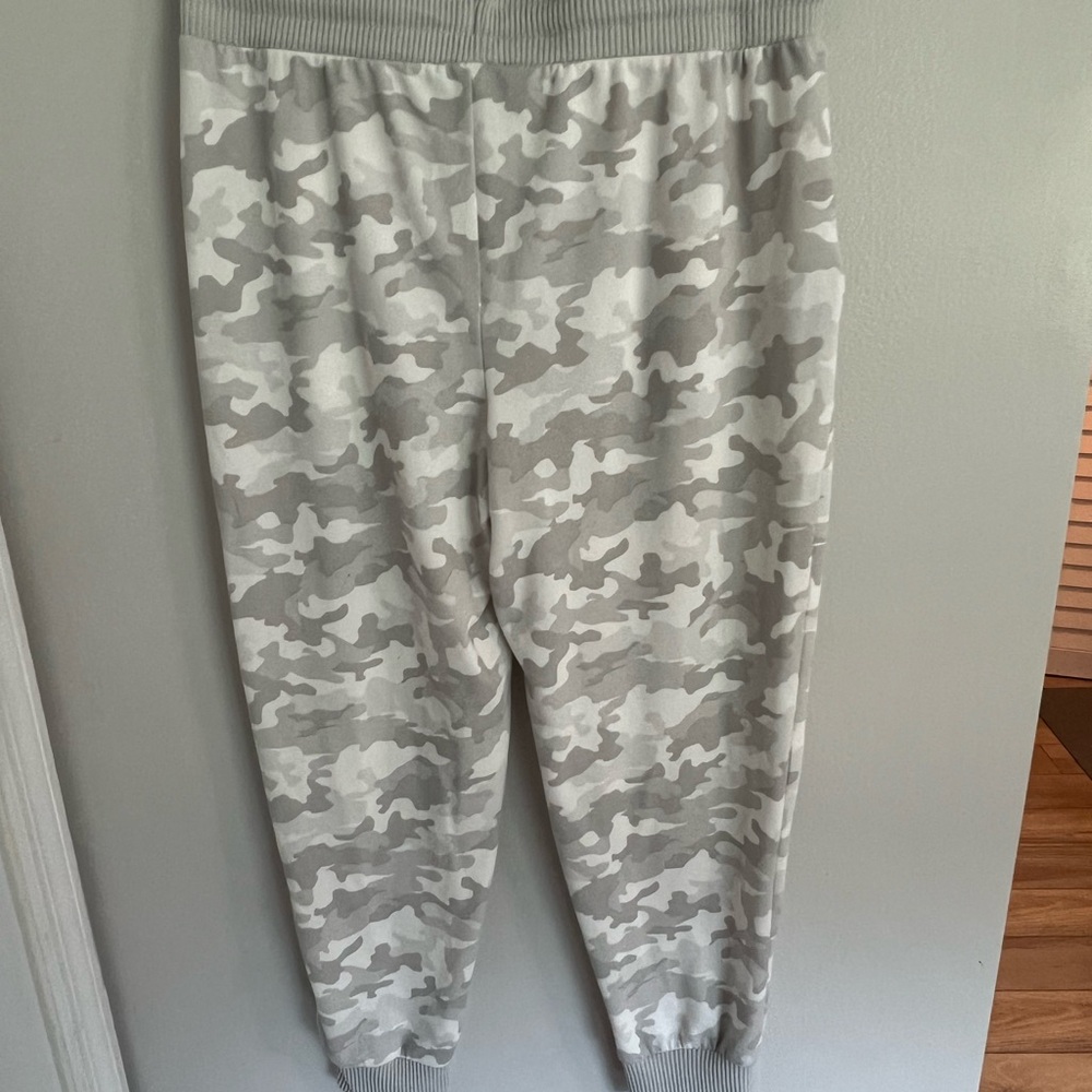 Time and Tru Gray and White Camouflage Sweatpants Relaxed Fit - Picture 8 of 9